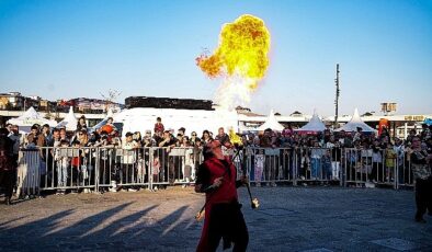 Havada uçan alevler hayranlıkla izlendi
