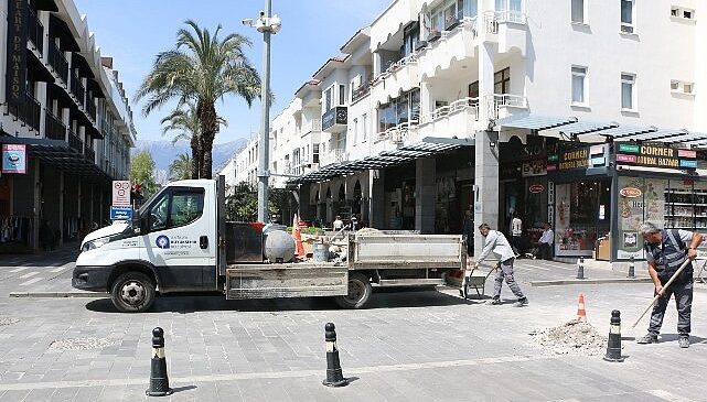 Büyükşehir ekiplerinden Kemer Liman Caddesi’nde çalışma