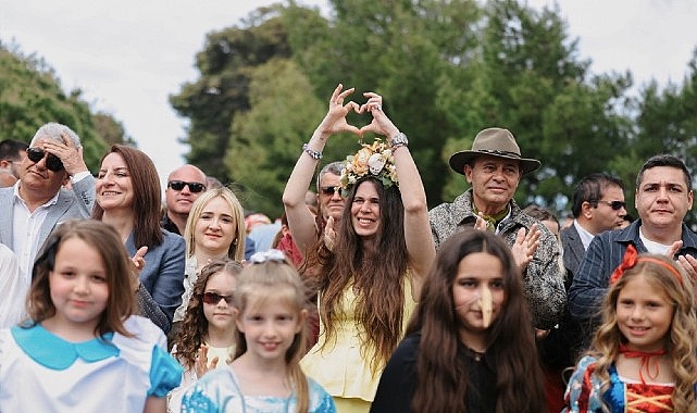 15. Uluslararası Alaçatı Ot Festivali’nin görkemli korteji ve 23 Nisan gururu bir arada